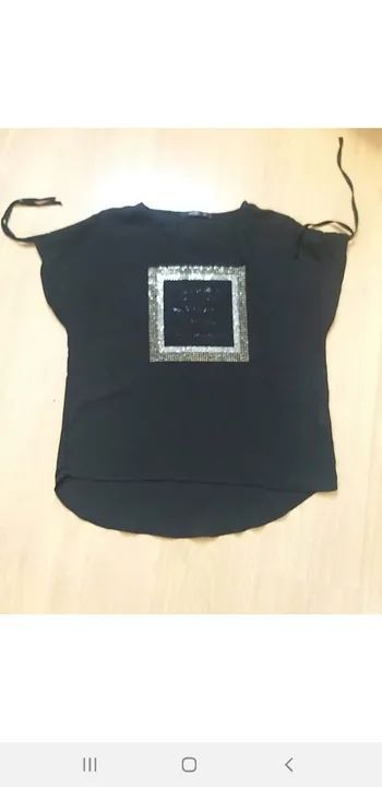 Blusa Preta com Detalhe em Sequência