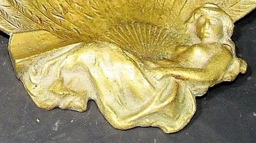 Antigo cinzeiro em bronze representando com escultura Figura feminina com leque Descrição - Foto 3