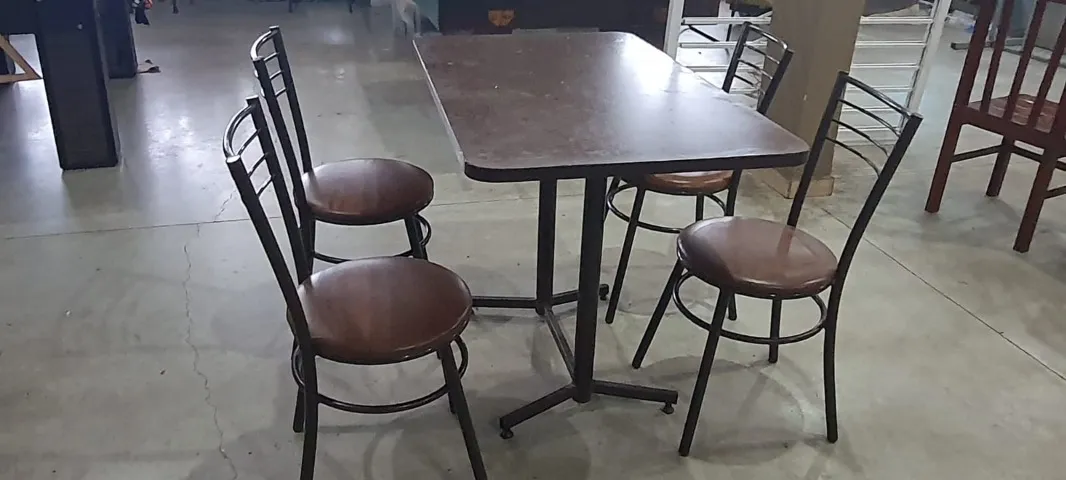 jogo de uma mesa de madeira e 4 cadeiras de ferro