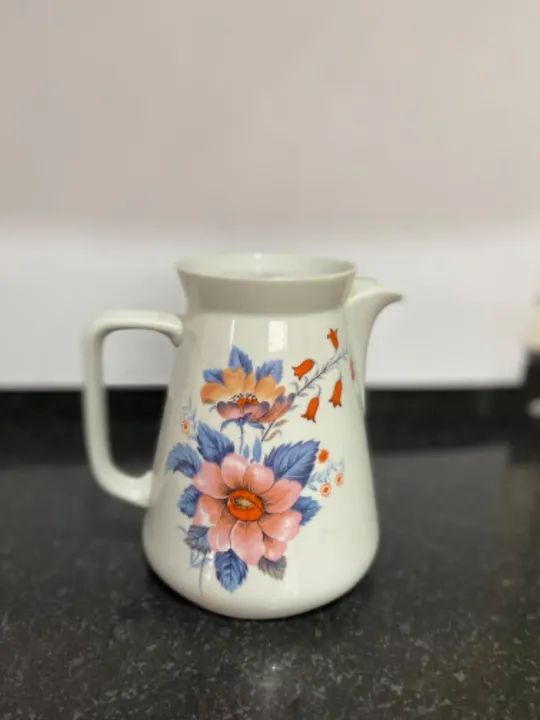 Jarra leiteira em porcelana refratária, sem tampa