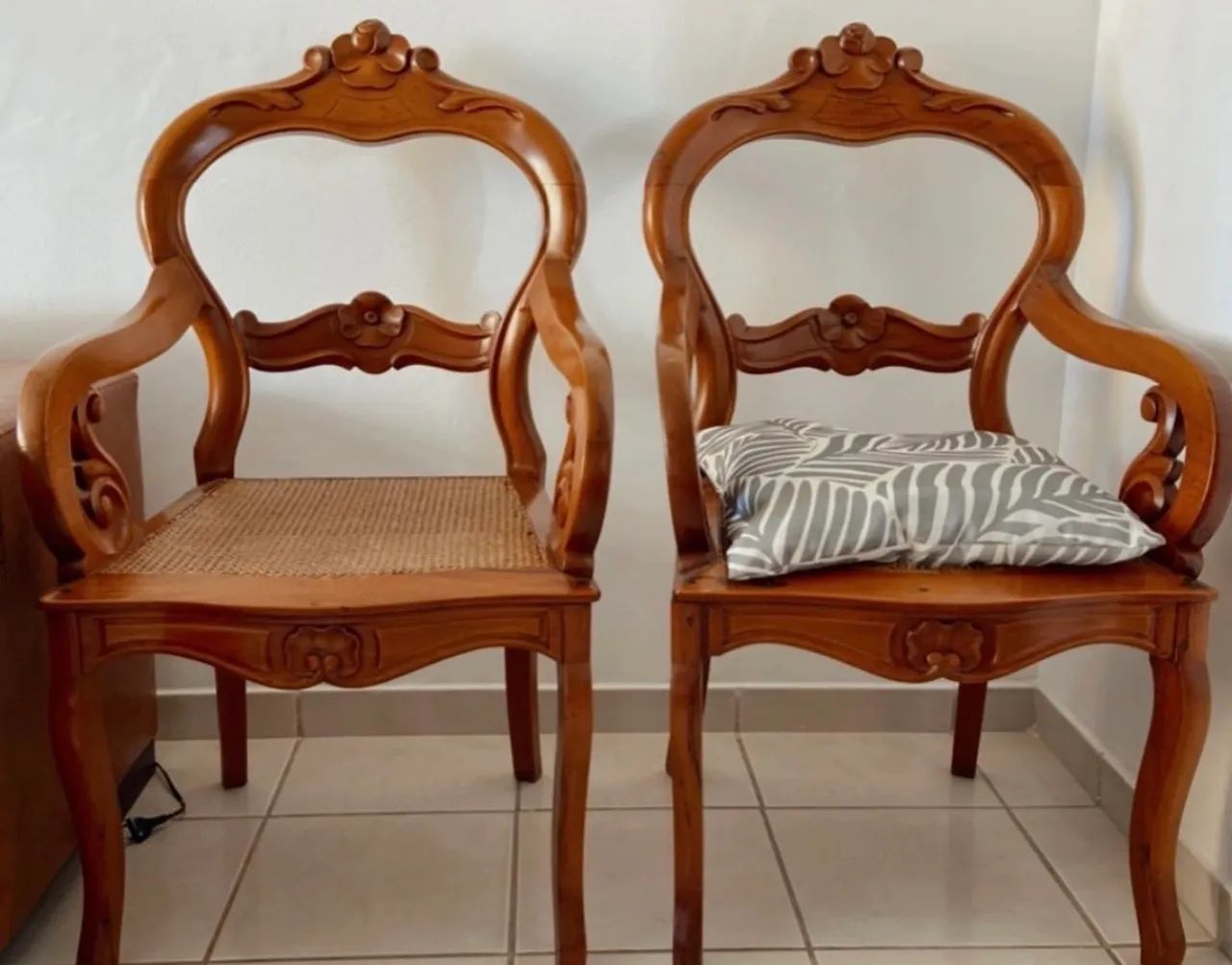 Cadeiras de braços em amarelo vinhático  - Foto 4