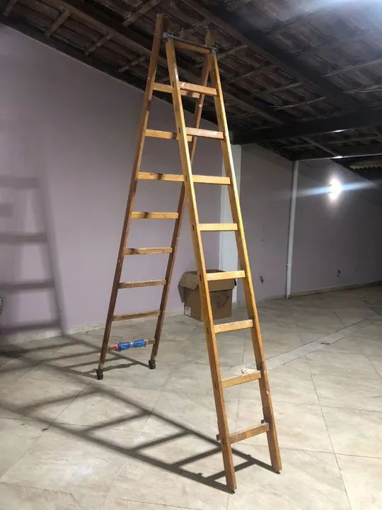 Escada de madeira para pintura - Usada - Foto 3