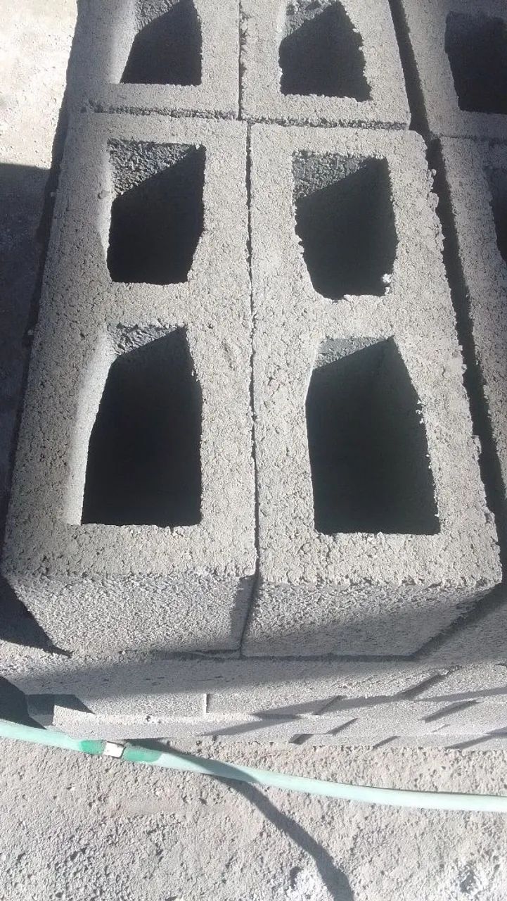 Blocos para construção e material em geral.