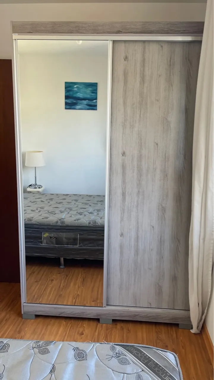 Guarda-Roupa com Espelho e Design Moderno