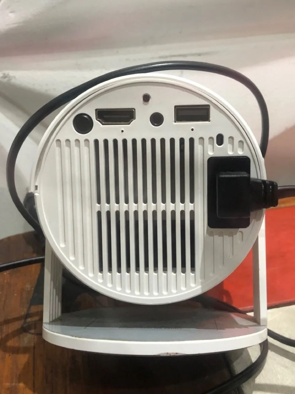 Projetor Portátil Branco - Qualidade de Imagem Incrível! - Foto 3