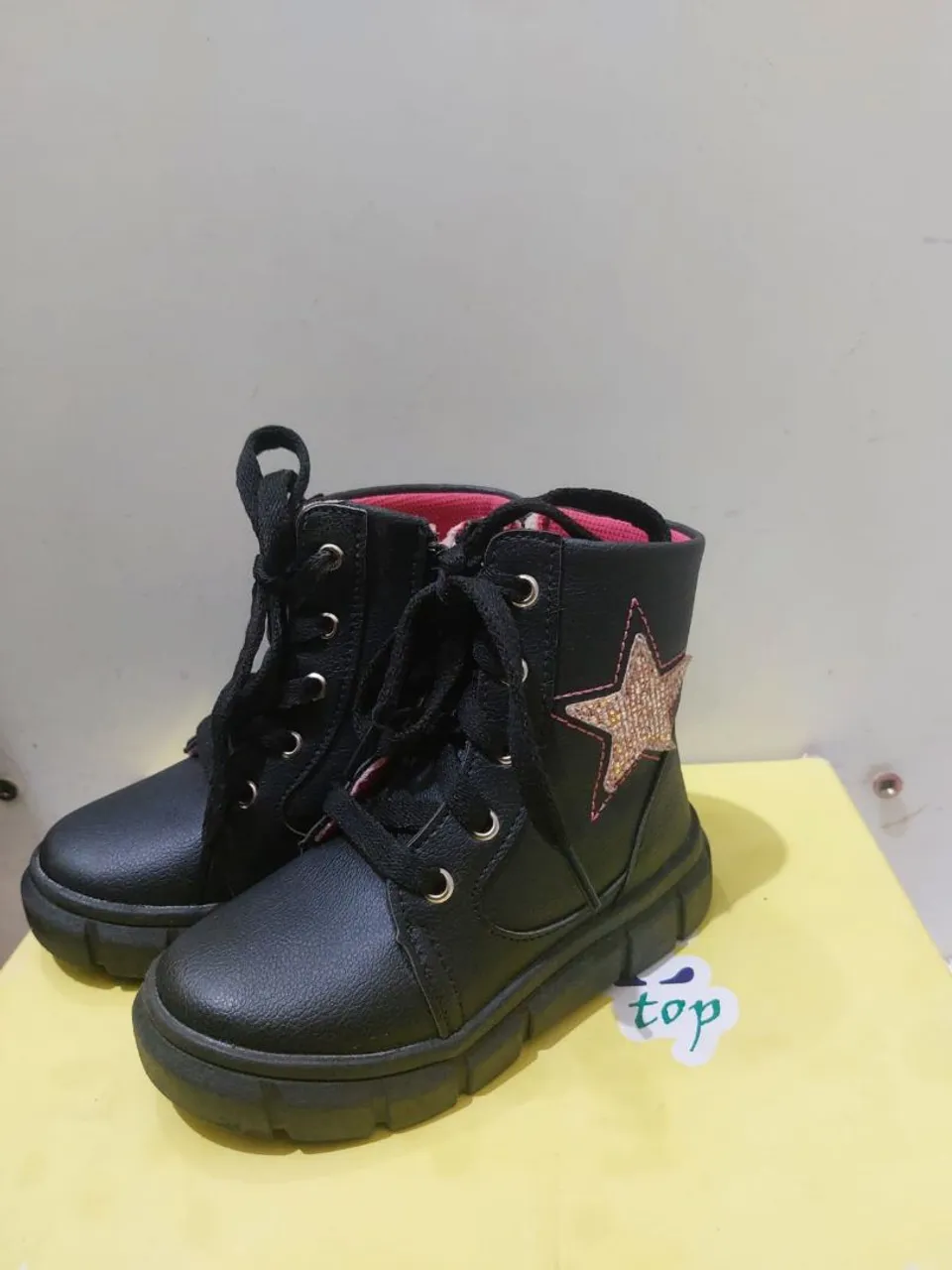 Bota infantil feminina na cor preta com estrela(usada três vezes)