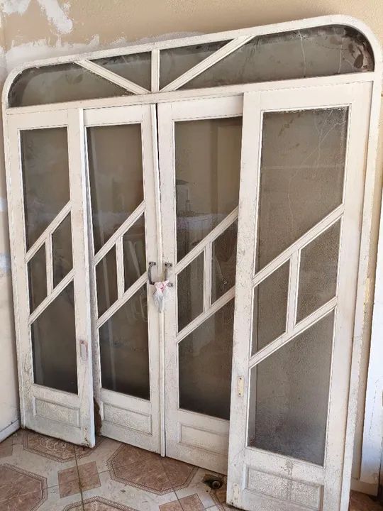 Janelas e porta janela com arco em madeira com vidro fumê  - Foto 6