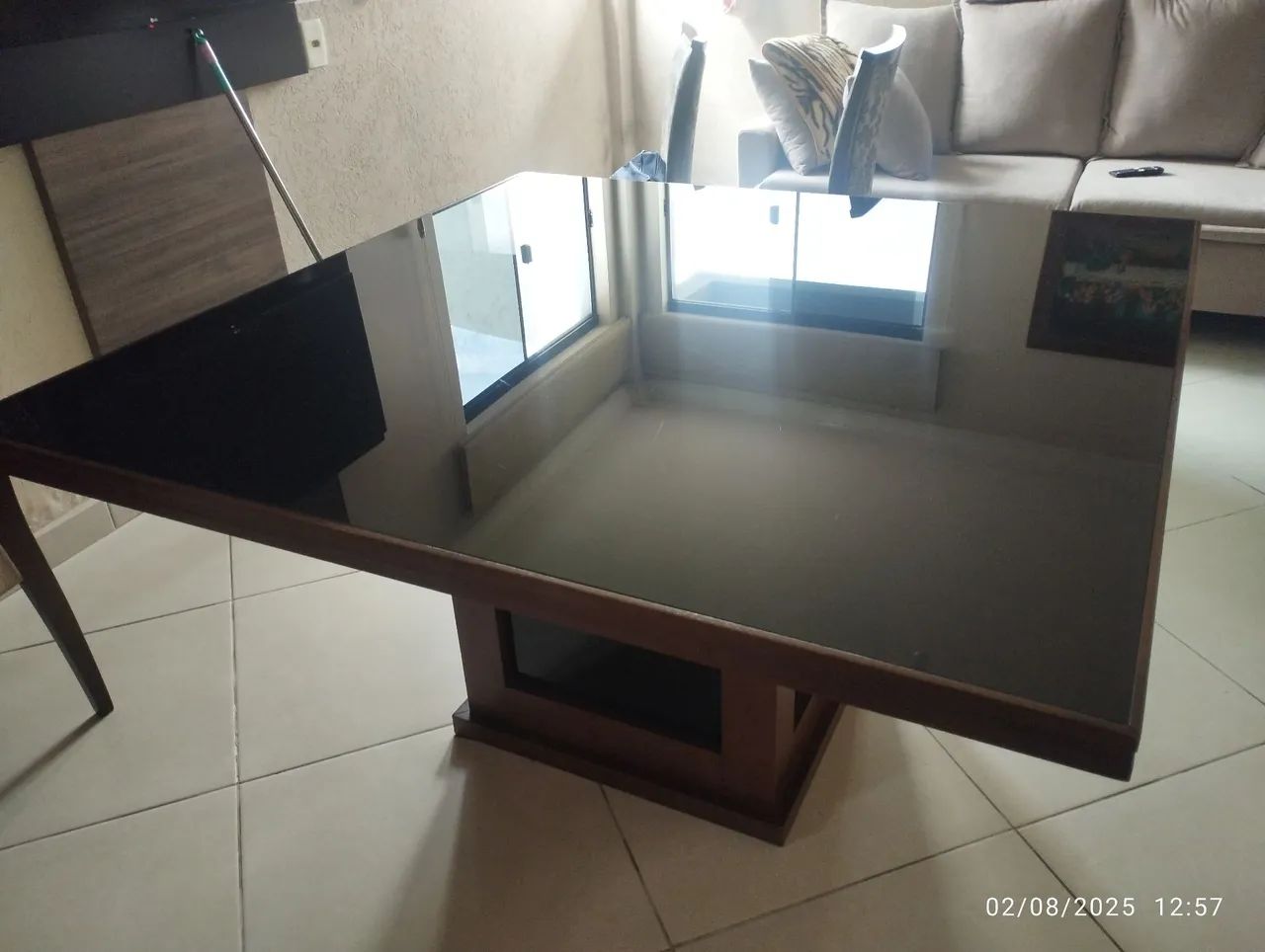 Mesa de centro com tampo de vidro