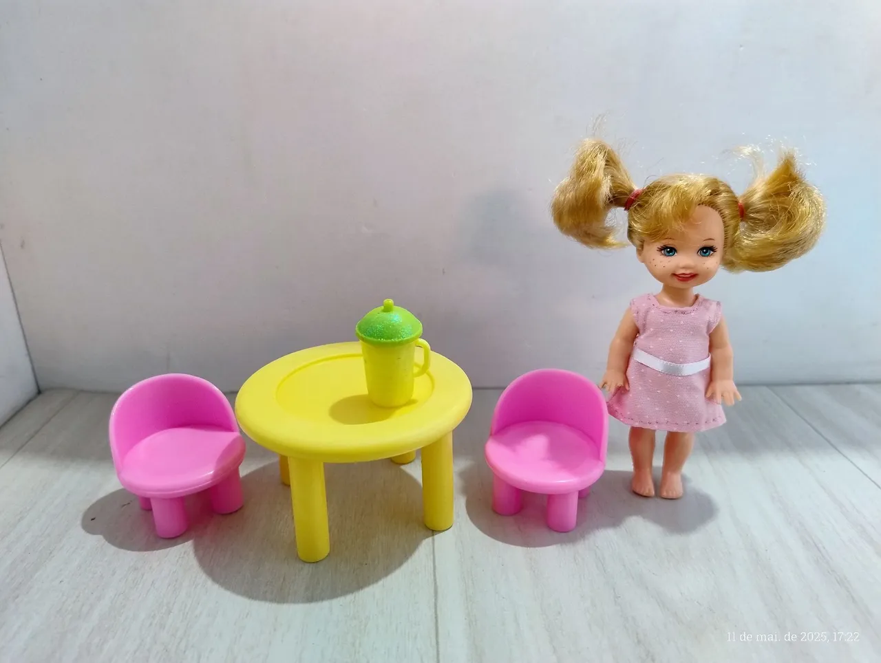 lote Kelly com mesa, cadeiras e acessórios *Leia a descrição *