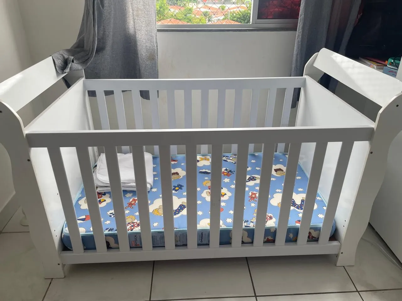 Berço Mirelle que vira cama - com colchão, mosquiteiro e protetor<br>