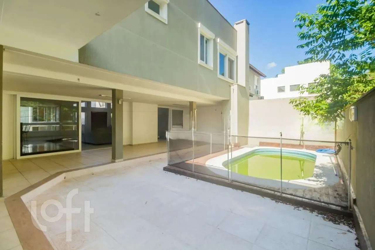Casa à venda em Agronomia com 396 m², 3 quartos, 3 suítes, 6 vagas