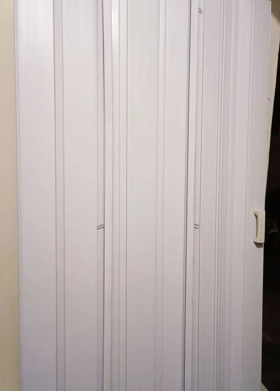 Porta Sanfonada Branca Completa C/ Puxador, Tranca + Batente - Usada - Foto 3