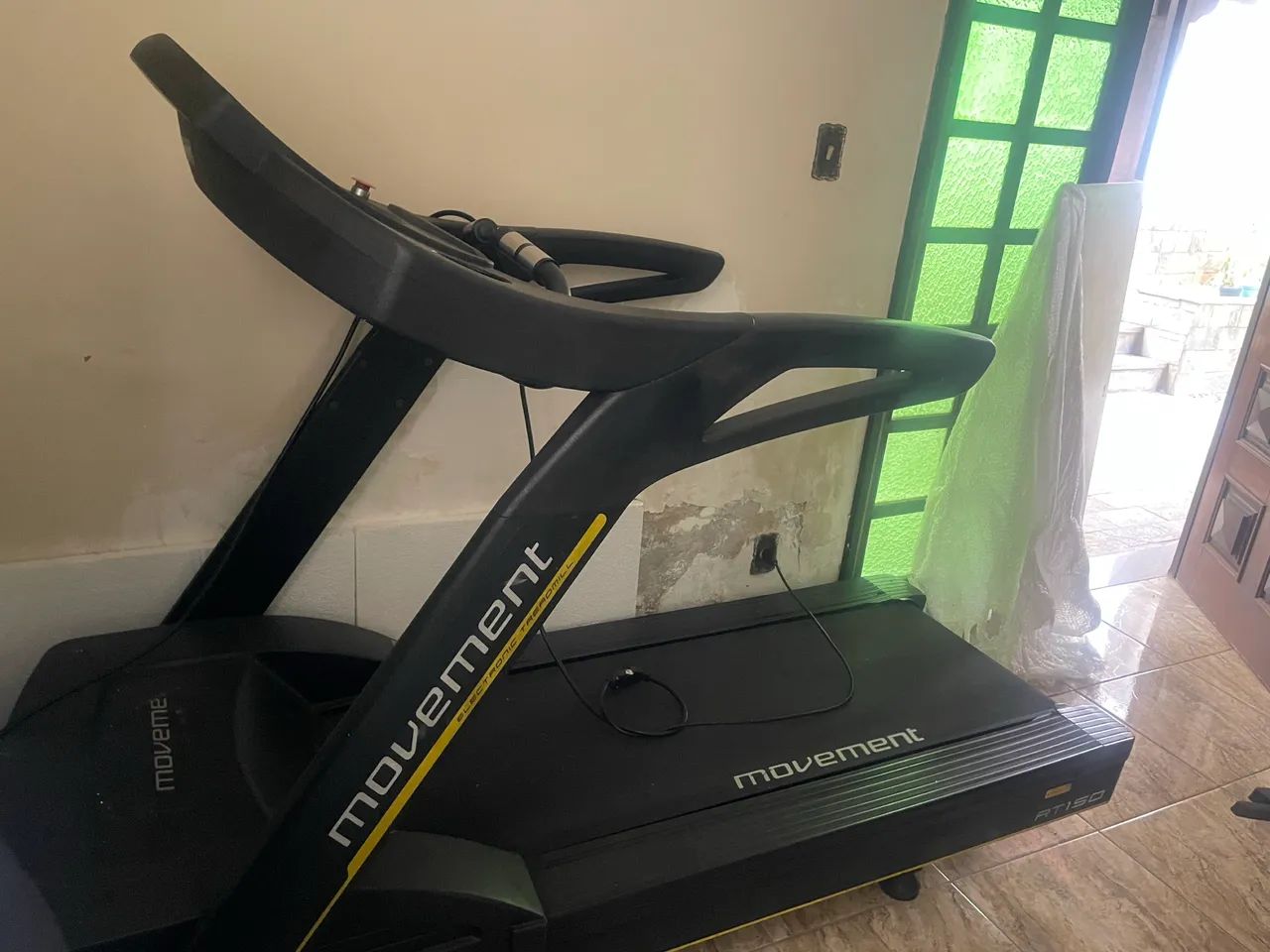 Esteira Profissional Movement RT150 - Perfeita para Treinos Intensos!