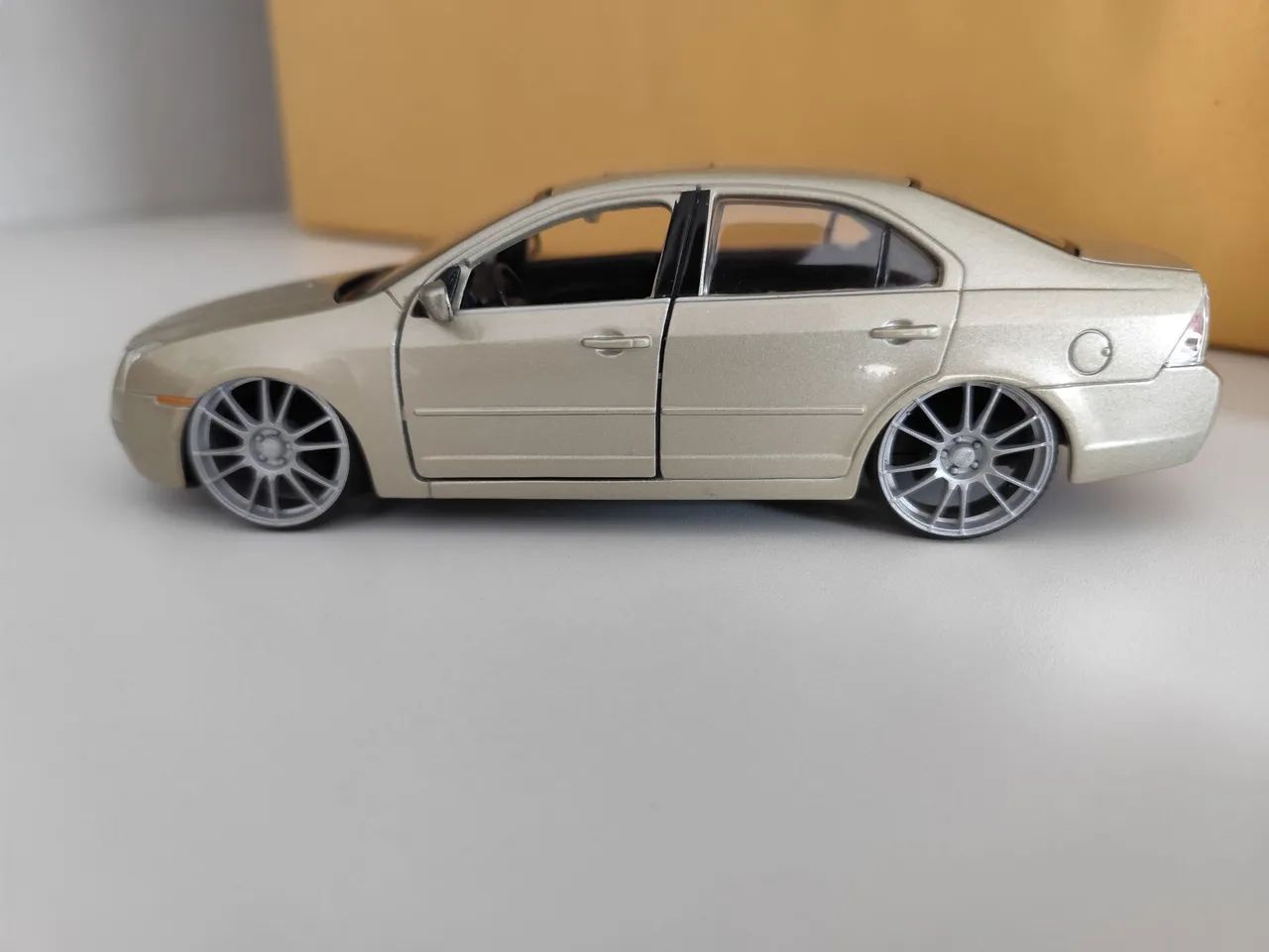 Carro Ford Fusion em escala 1:24