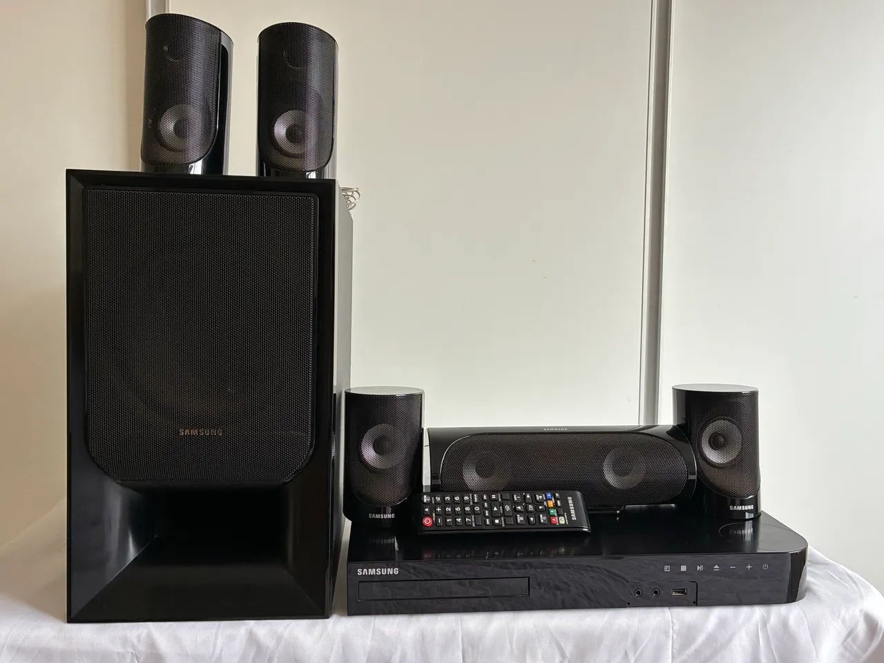 Home Theater Samsung 5.1 canais Blu-Ray modelo HT-J5500K