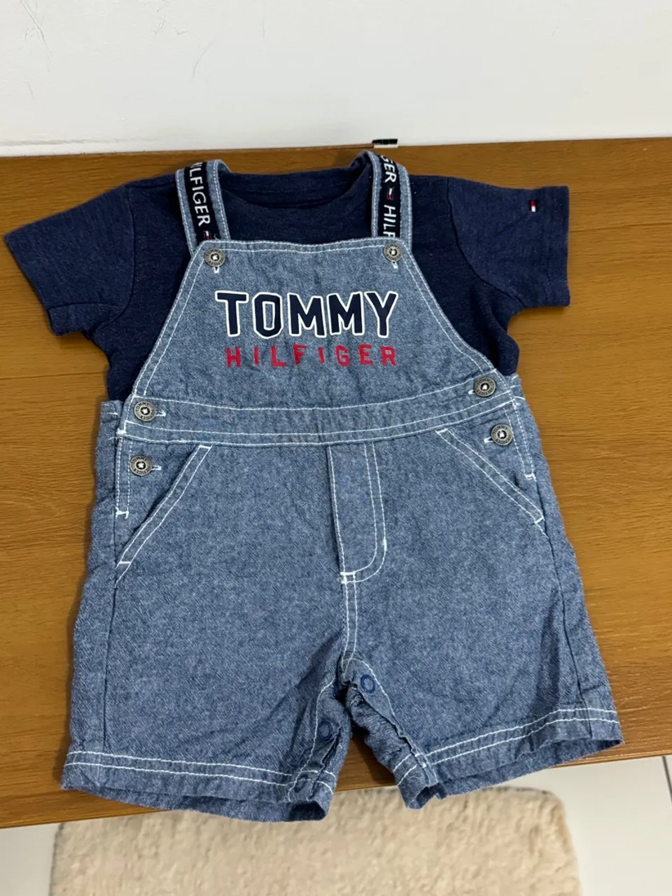 Jardineira tommy Hilfiger bebê 18M
