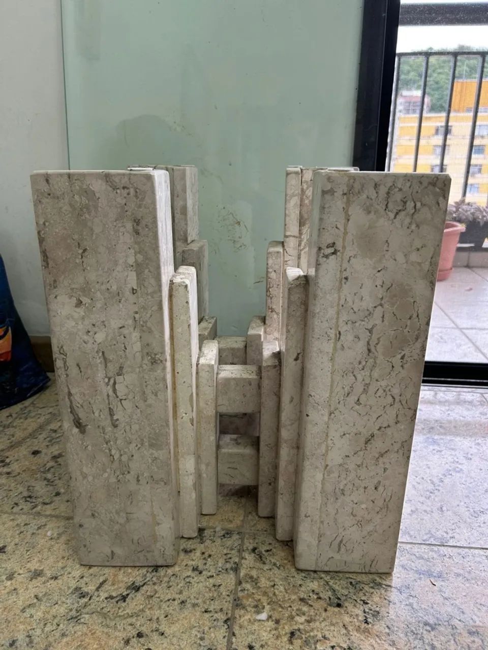 Mesa de centro c/ tampo de vidro bisotado e pés de mármore - Foto 4