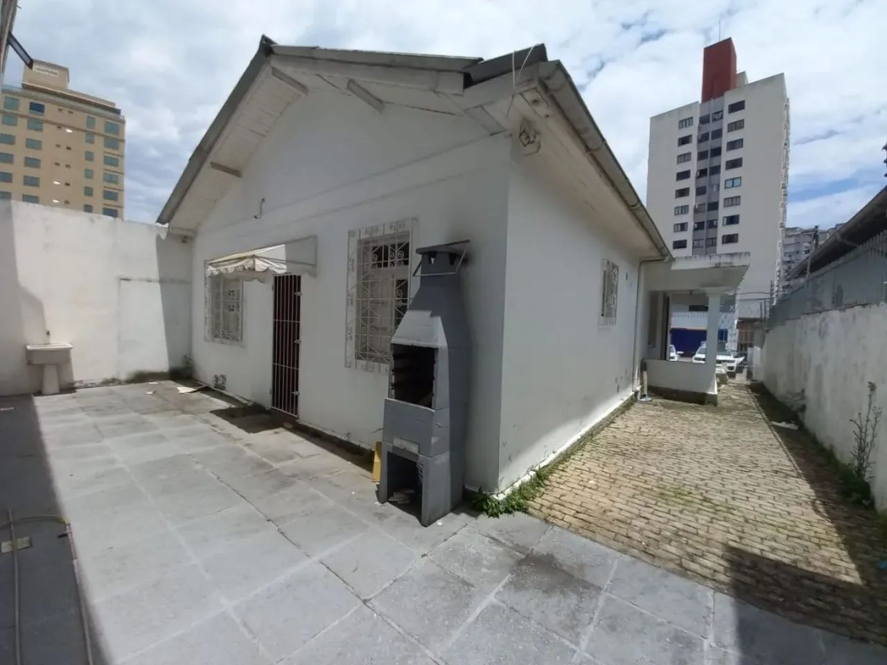 Locação no Centro de Florianópolis! Casa comercial com 107m² construídos e 4 vagas de gara - Foto 2