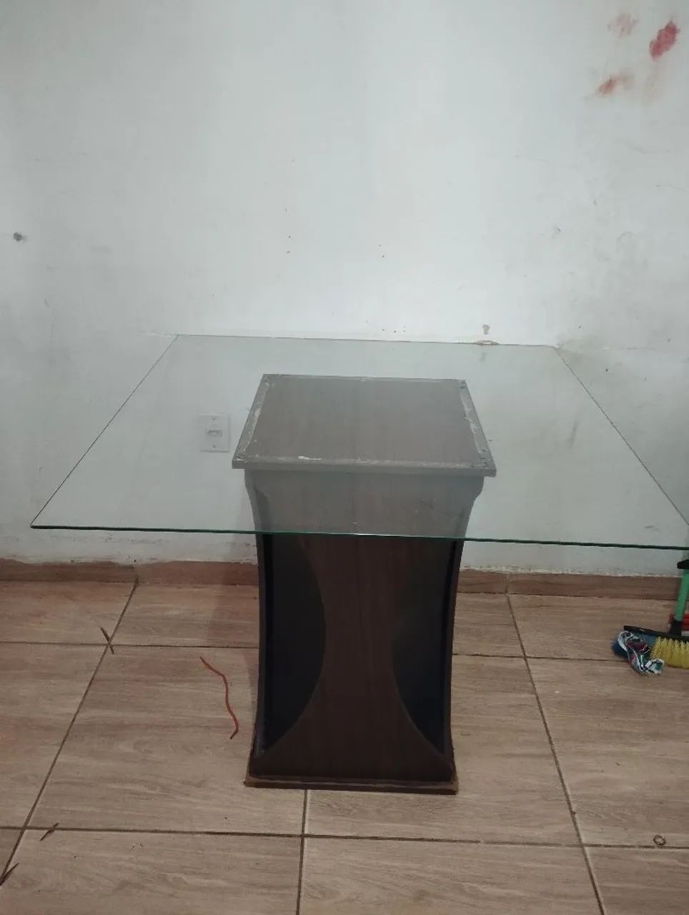 Mesa de centro em vidro e madeira