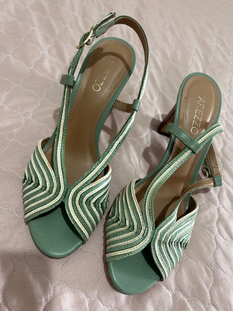 Vendo sandália Arezzo.