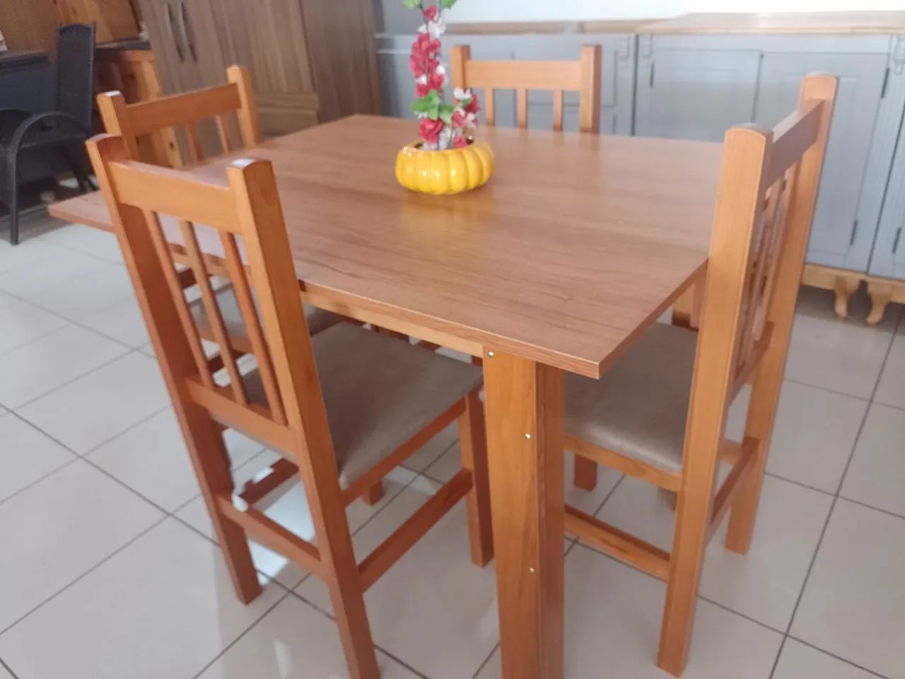 Mesa de madeira de eucalipto nova com 4 cadeiras 