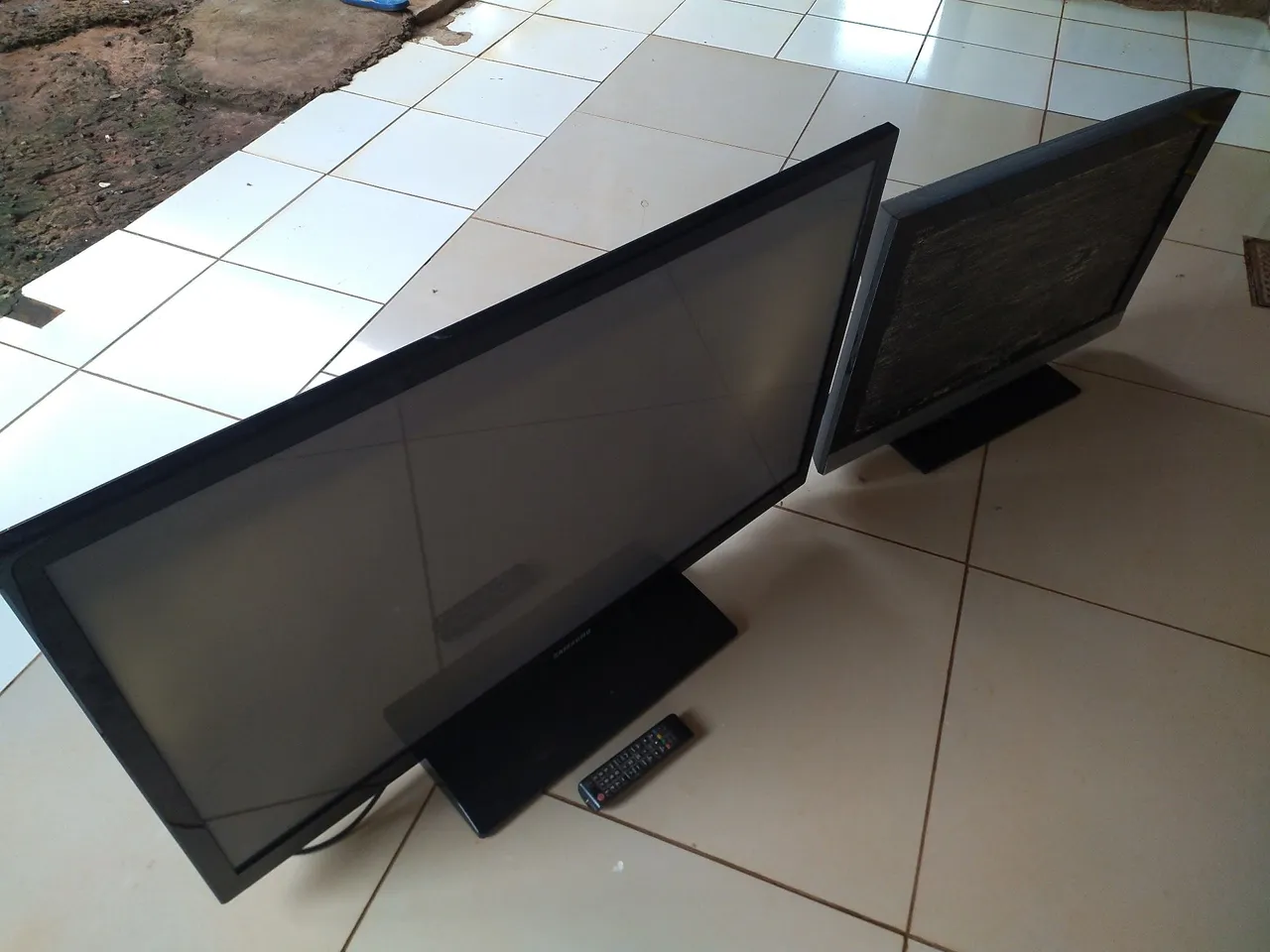 TV uma 43 a outra 32