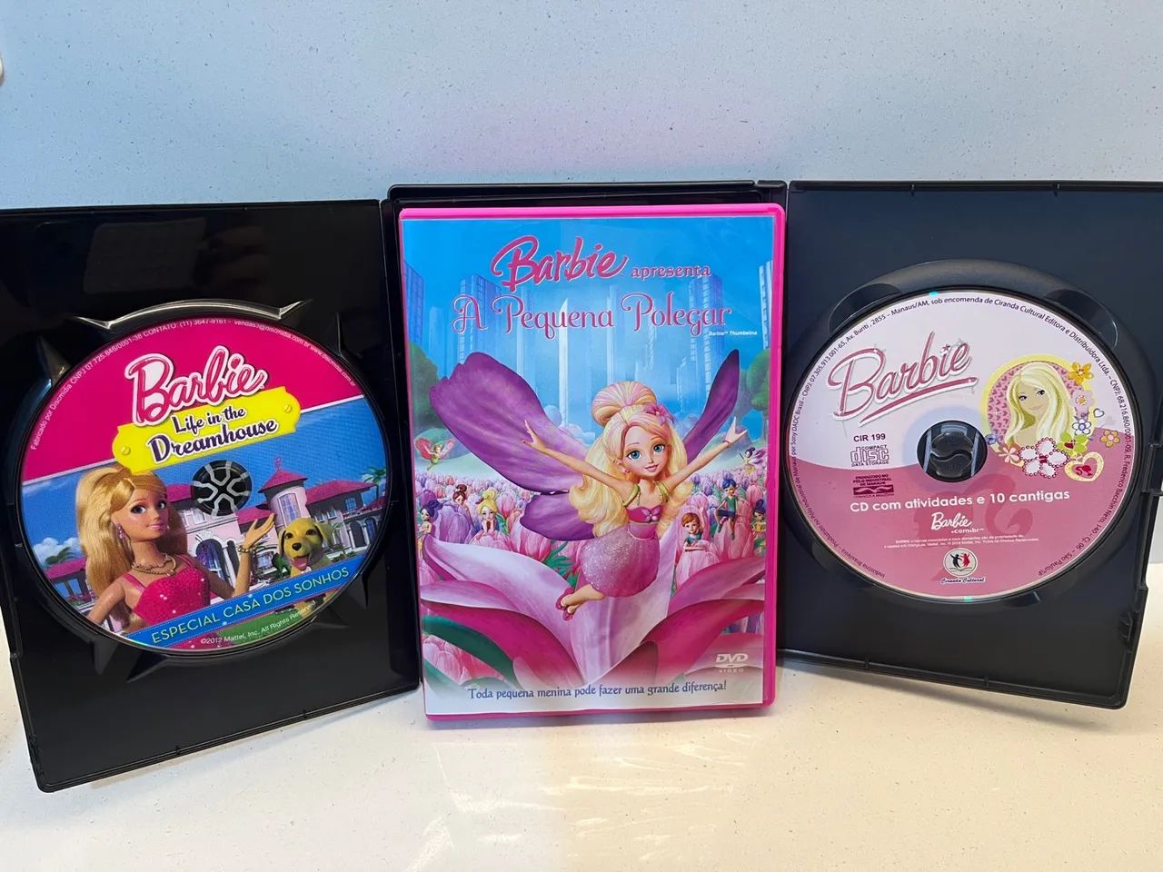 DVDs Barbie: Dreamhouse e A Pequena Polegar e CD com atividades e cantigas