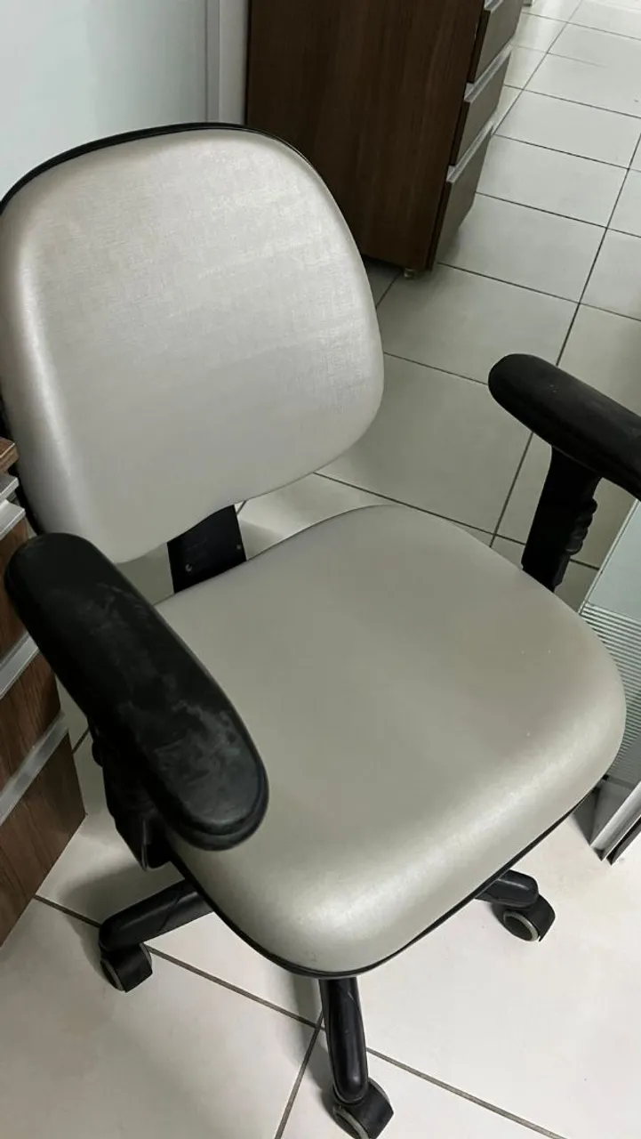 Cadeira de Escritório Confortável e Funcional