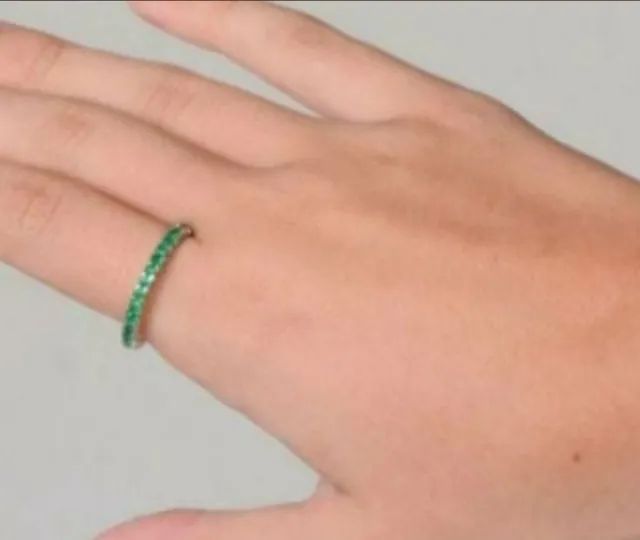 ALIANÇA INTEIRA DE ESMERALDAS, EM OURO BRANCO 18K 750, MARCA HSTERN. - Foto 3