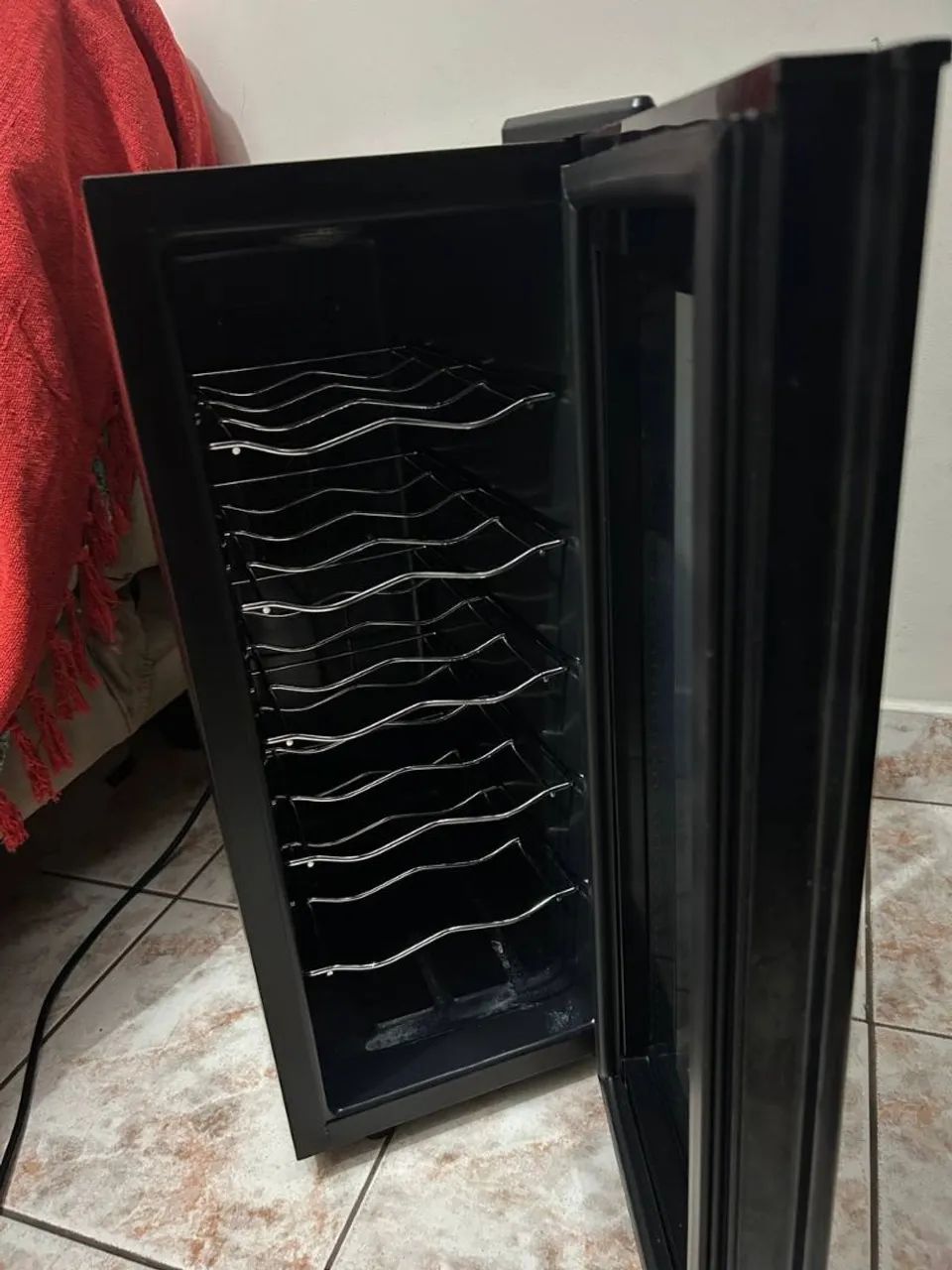 Adega Climatizada Brastemp 12 Garrafas usadas com defeito nos botões touch  - Foto 2