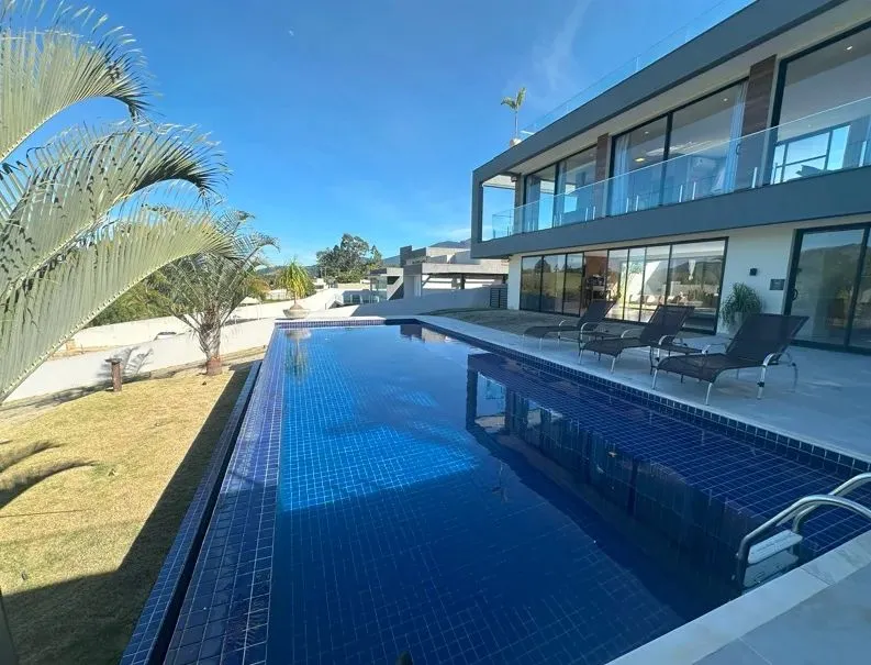 Apartamento para venda possui 600 metros quadrados com 4 quartos em Salto - Joanópolis - S