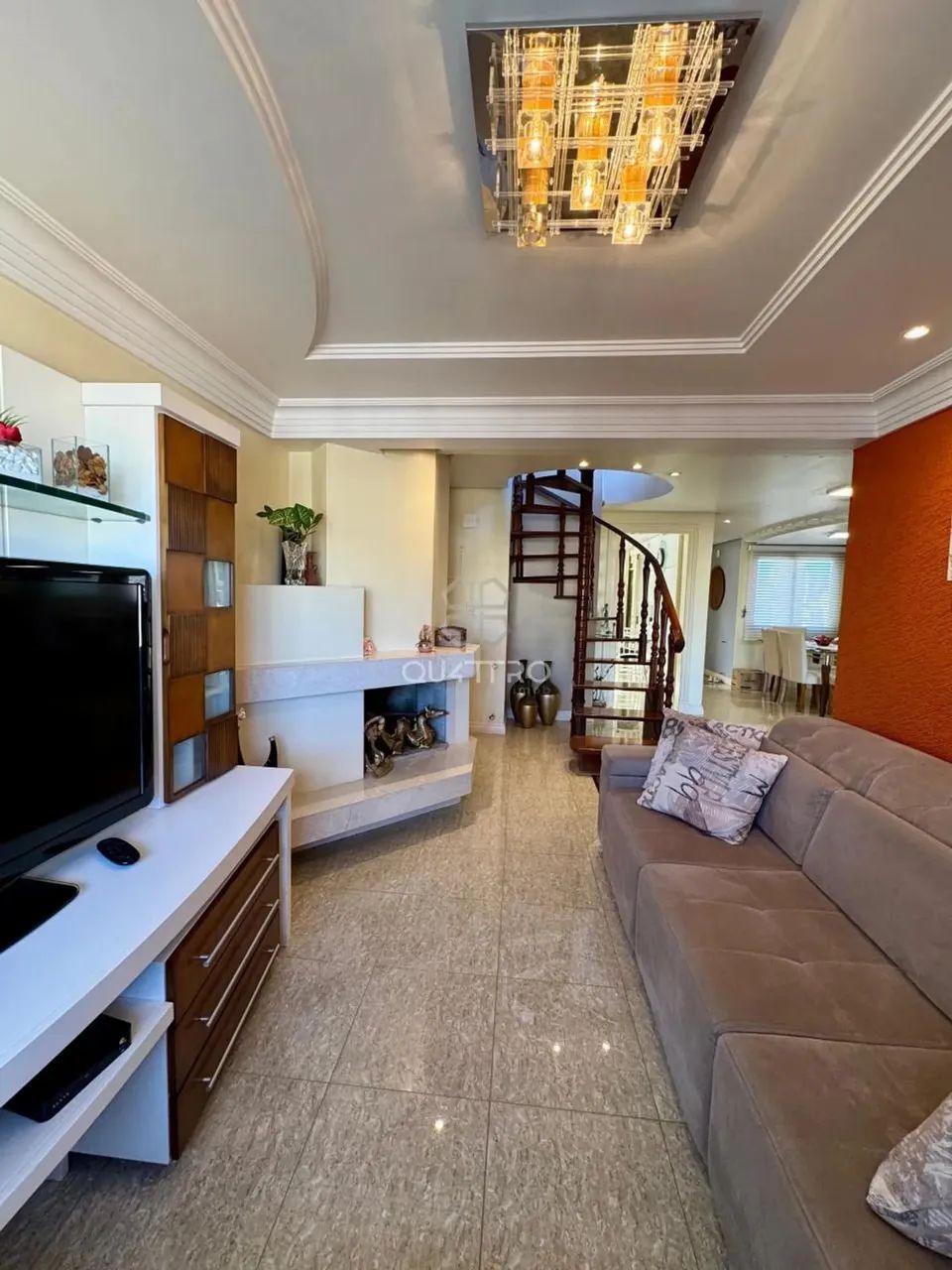 Cobertura Duplex, semi mobiliada com ótima localização.