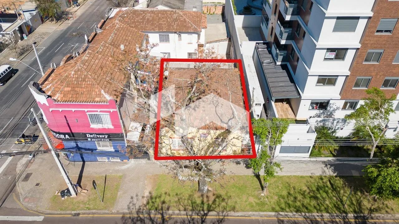 Terreno com Construção em Localização Privilegiada - Próximo à Ligga Arena