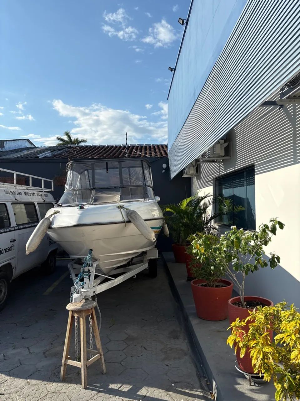 Vende uma lancha com carretinha
