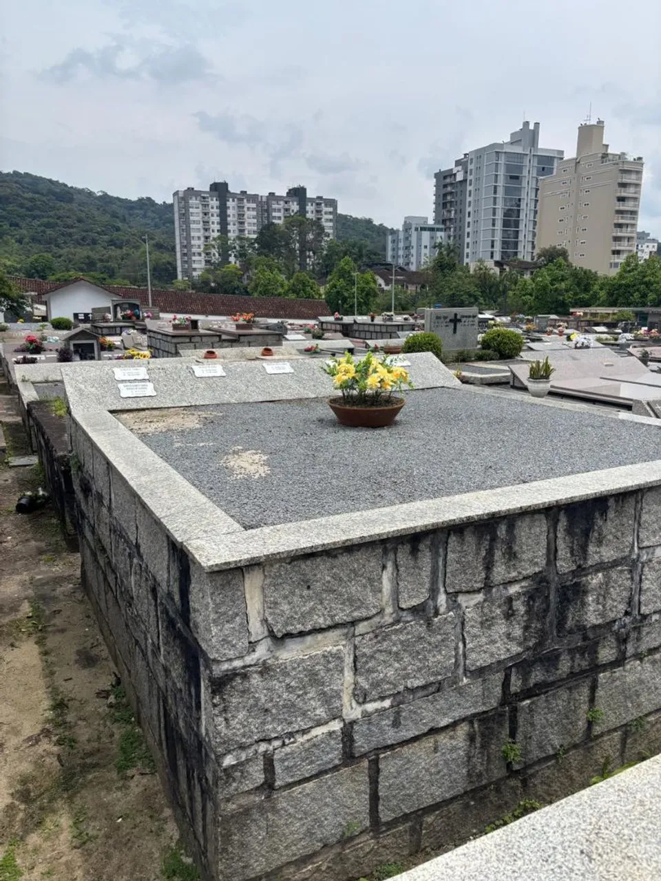Jazigo e terreno no cemitério municipal de Joinville