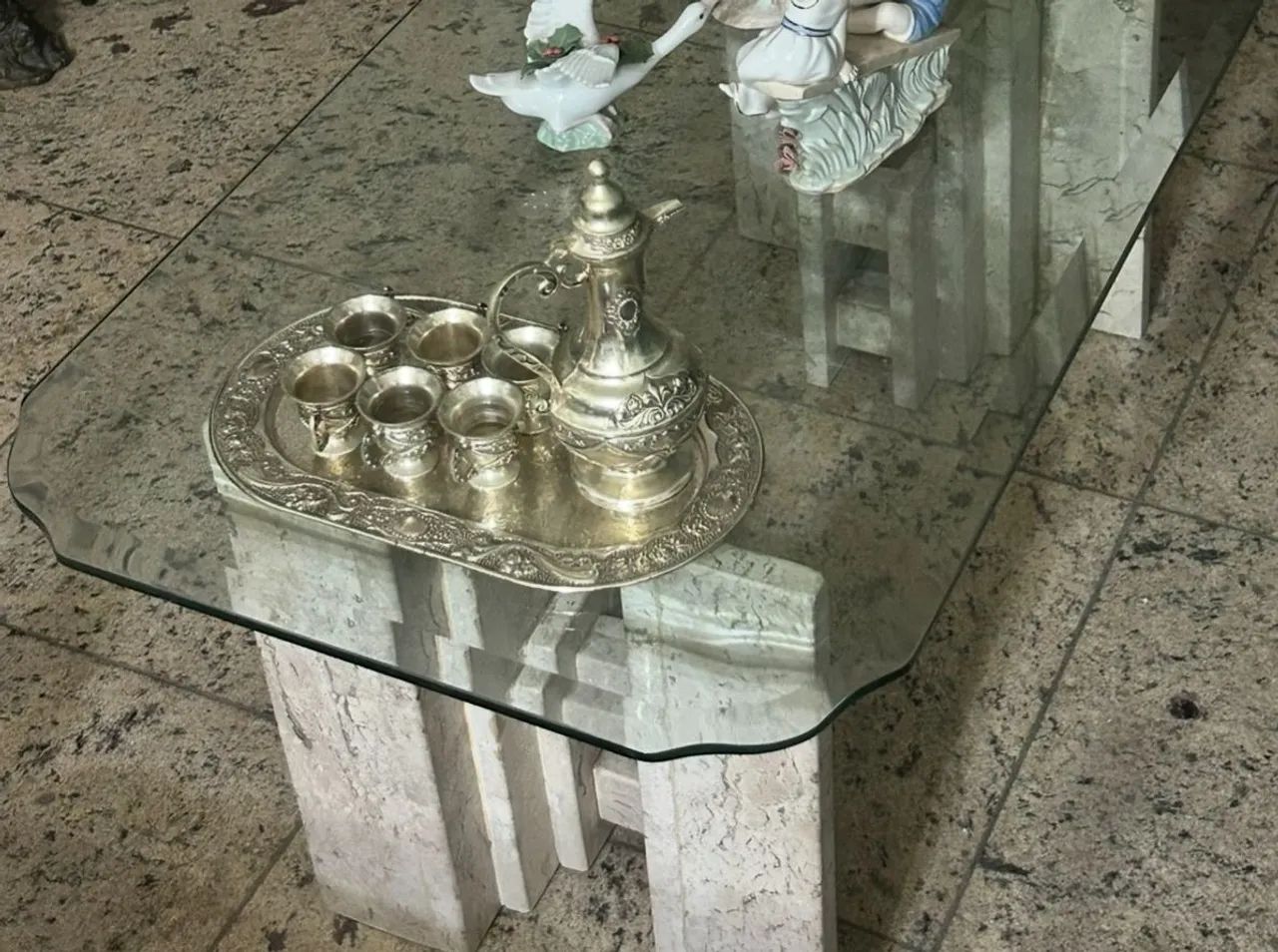Mesa de centro c/ tampo de vidro bisotado e pés de mármore - Foto 3