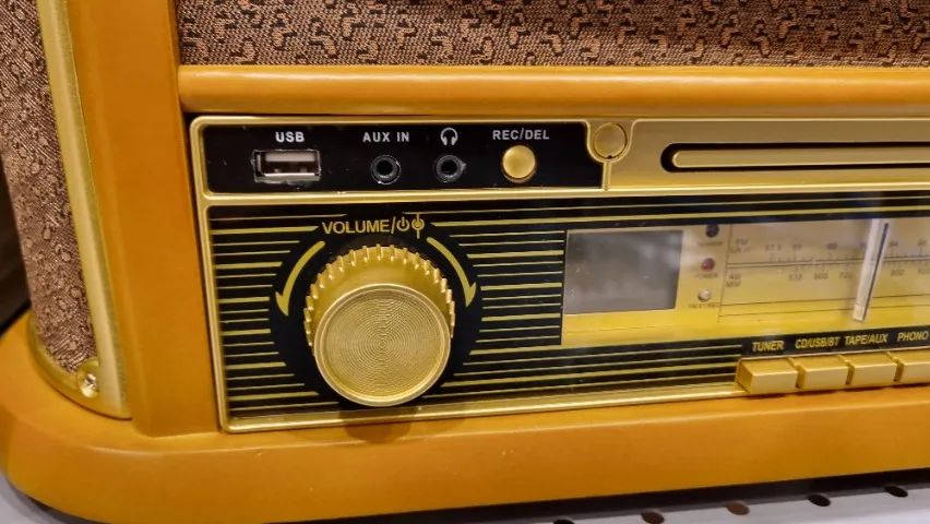 Toca-Discos Retrô com USB Rádio e Vinil - Estilo e Tecnologia num só aparelho! - Foto 3