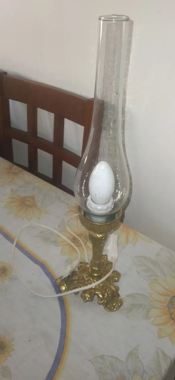 Abajour antigo de bronze com cupula de vidro  - Foto 3