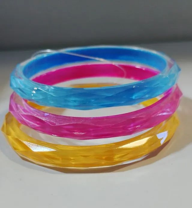 PULSEIRA COLORIDA - 2 DUZIAS DE TRIO DE PULSEIRAS