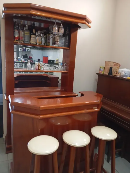 Bar de Madeira, com balcão e banquetas