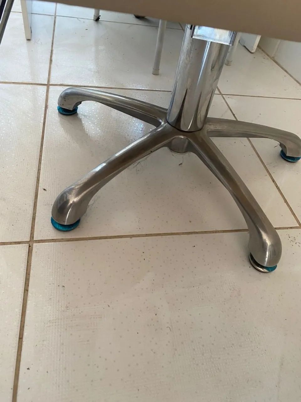 Cadeira Evidence Barbeiro Cabeleireiro Fixa com Base Giratória:bege Bege - Foto 5