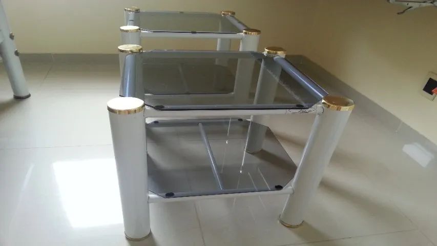 Lindo Criado Mudo Tubular Quadrado na cor Branco e 2 Bases de Vidro Fumê - Foto 5