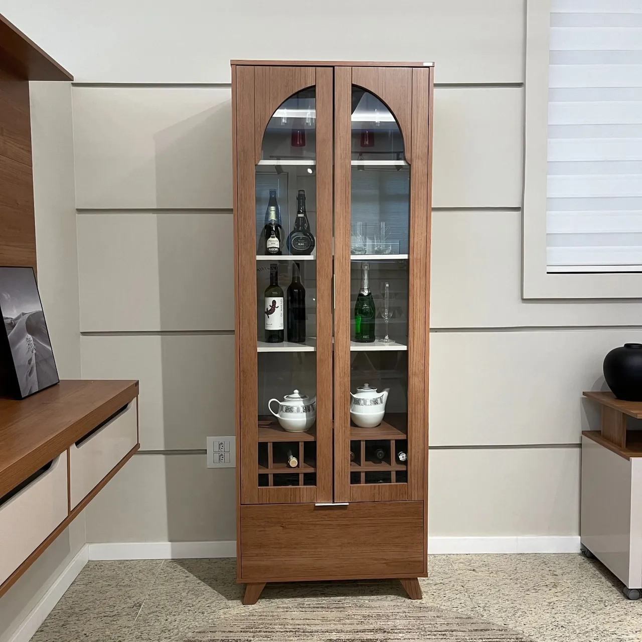 Cristaleira com adega e suporte para taças com Design Elegante