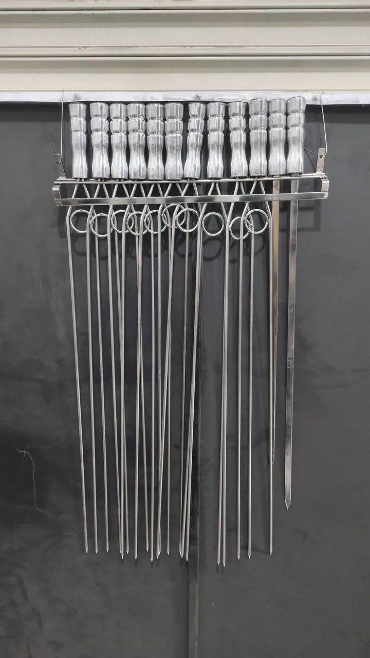 Espetos para churrasco com suporte