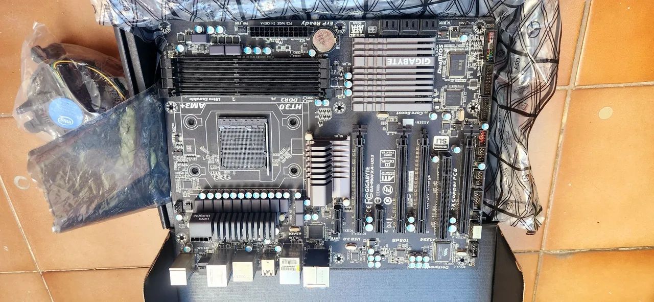 Placa-Mãe Gigabyte GA990FXA-UD3