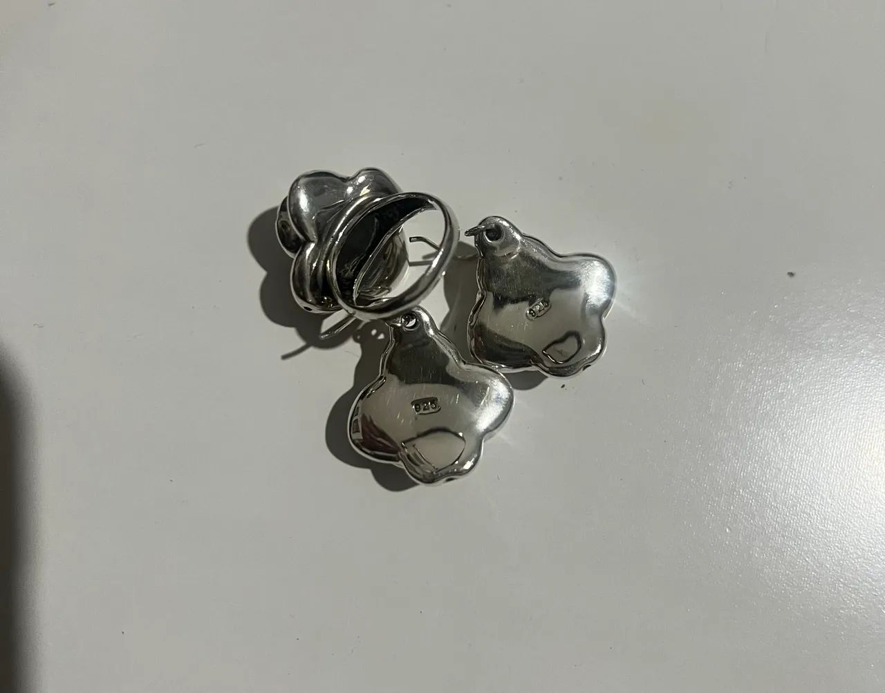 CONJUNTO DE BRINCOS E ANEL ROSAS EM PRATA 925  - Foto 3