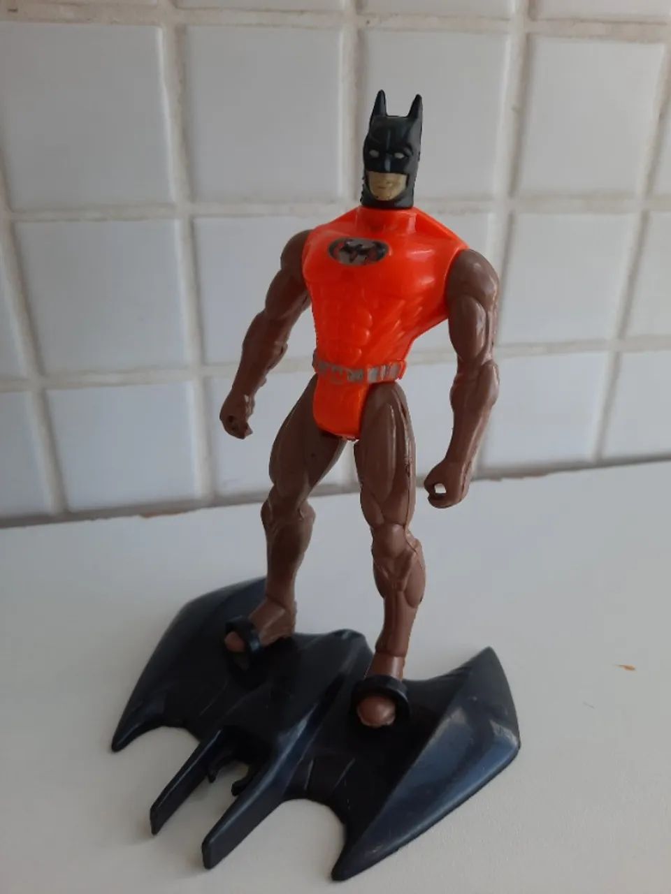 Boneco do Batman de traje laranja clássico anos 90