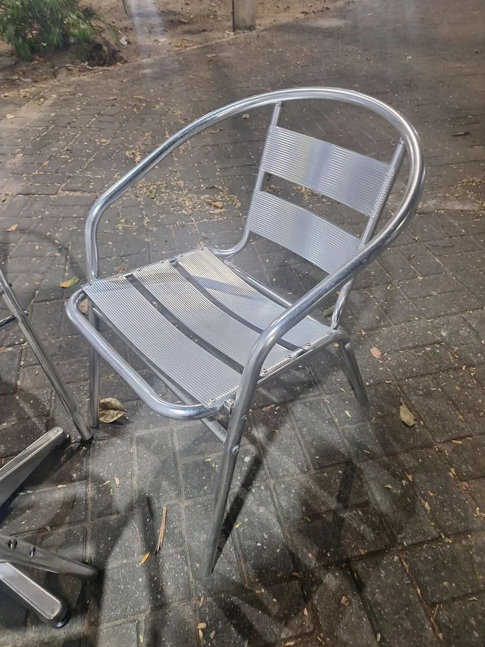 Cadeira de alumínio e mesa