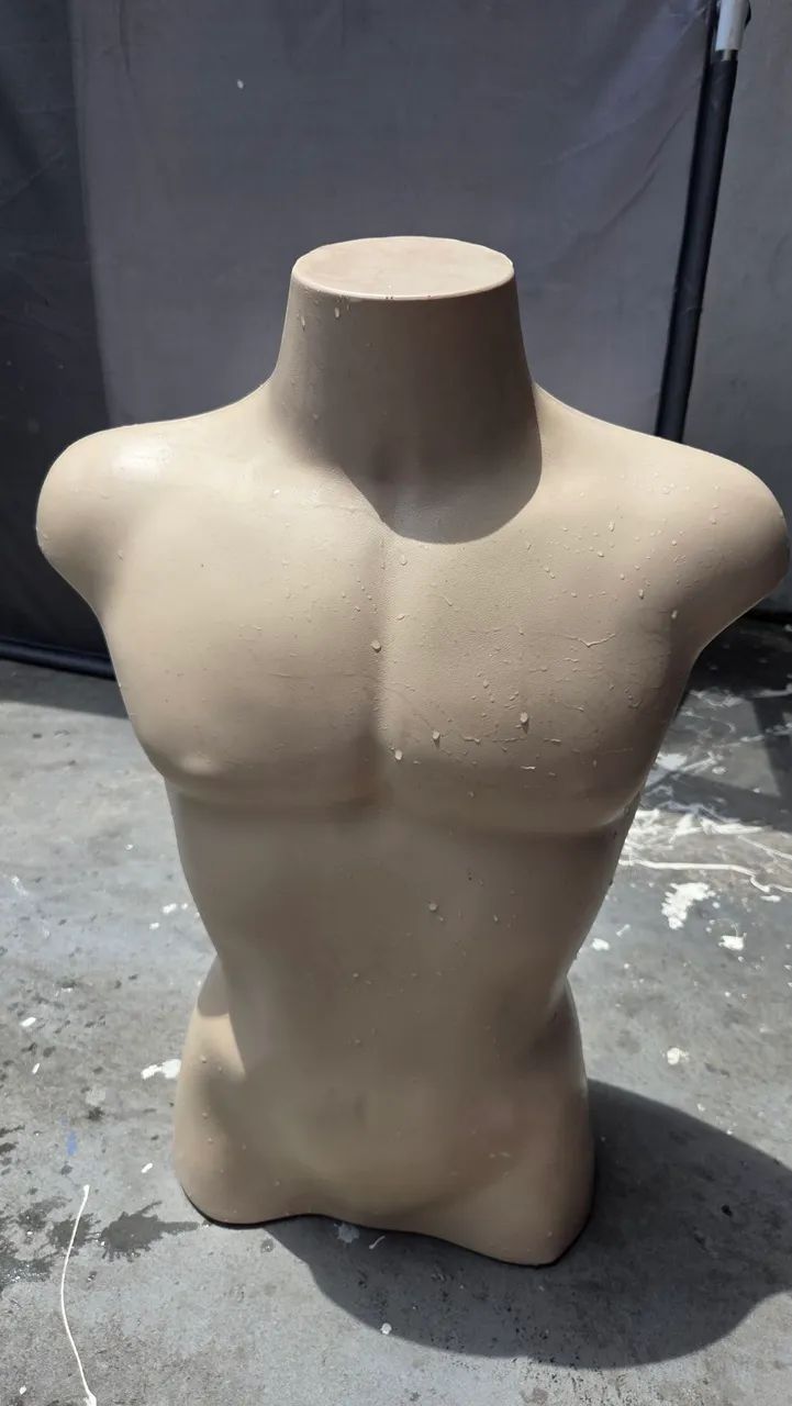 Manequim busto masculino.