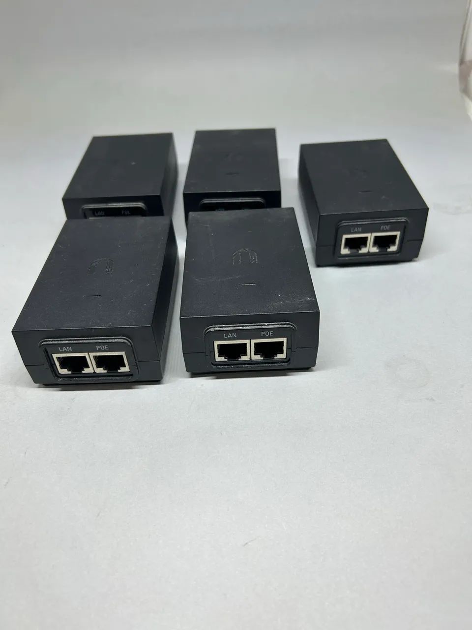 injetor PoE (Power over Ethernet) da marca Ubiquiti Networks